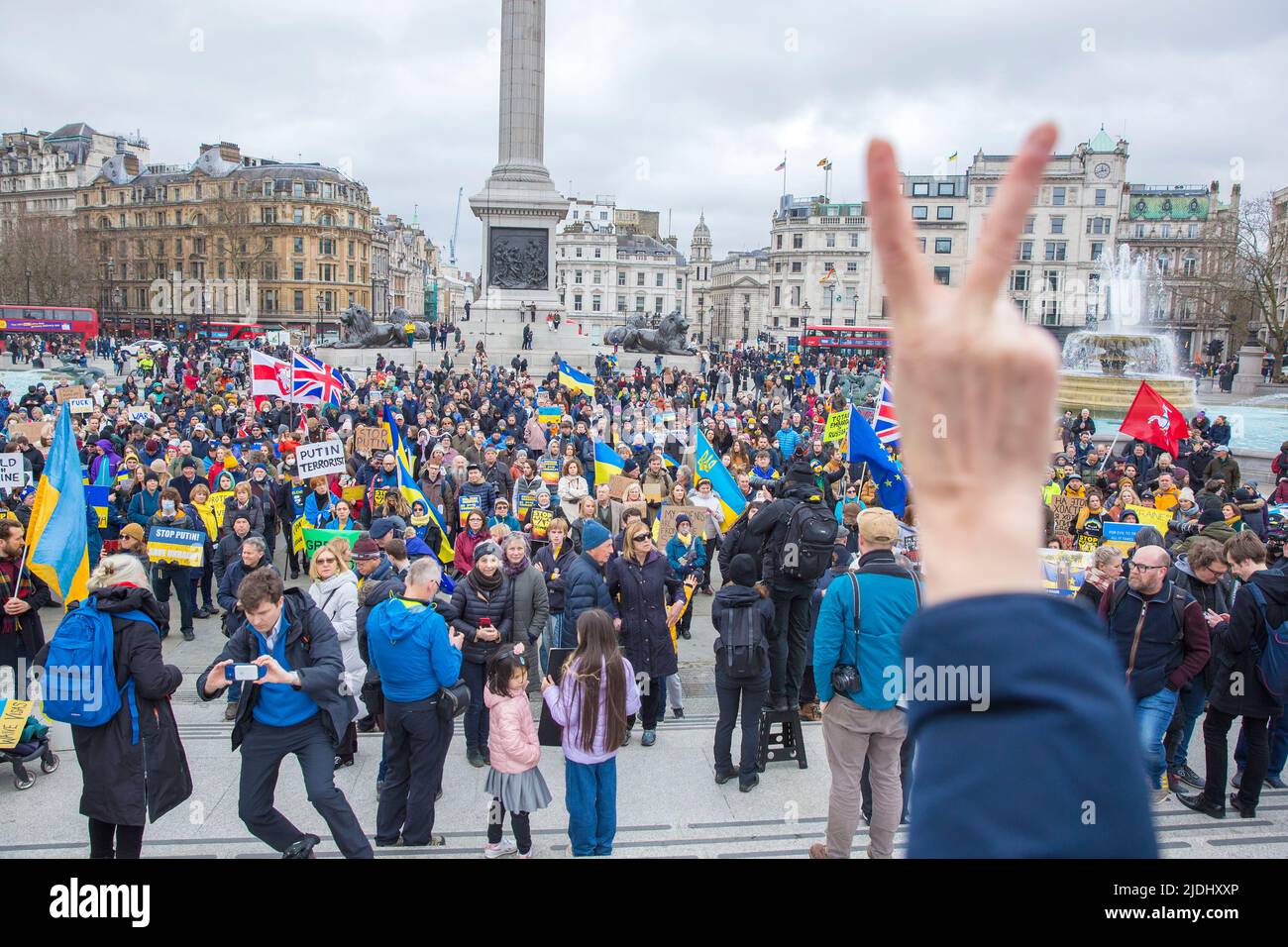 I partecipanti si riuniscono durante uno stand con l’Ucraina per protestare contro la recente invasione dell’Ucraina da parte della Russia a Trafalgar Square a Londra. Foto Stock