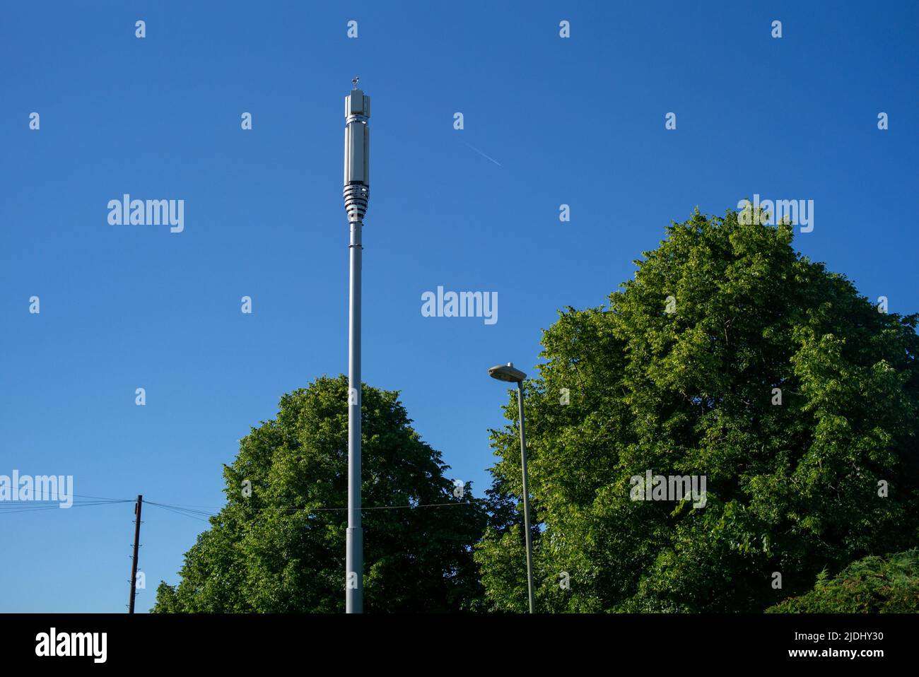 20m Monopole 5g Telecommunications Mast situato a Eastleigh Scott Road Hampshire UK. Parte dell'immagine impostare angolazioni diverse. Foto Stock