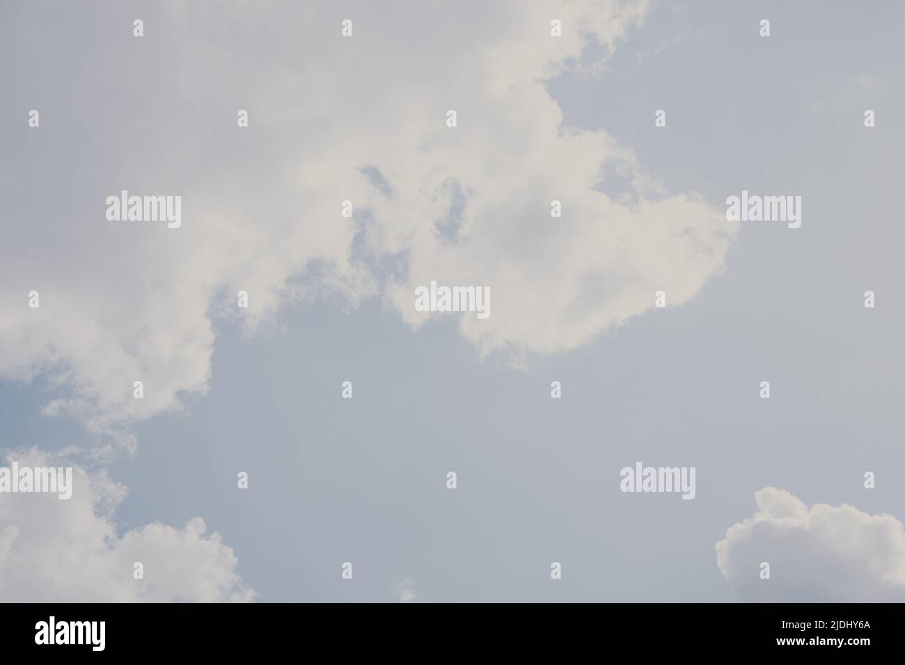 cielo blu del bambino con nuvole bianche Foto Stock
