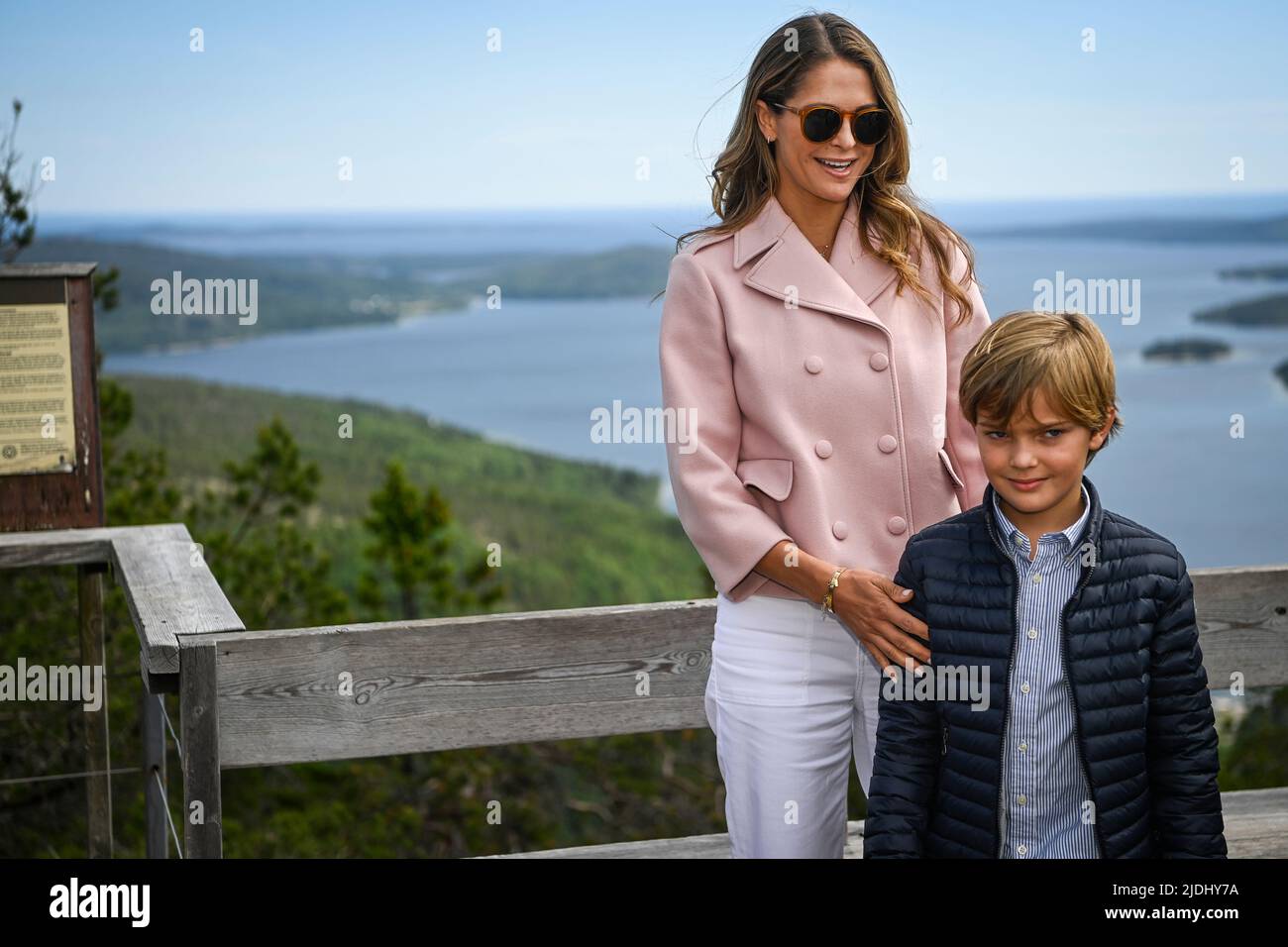 Il Principe Nicolas e la Principessa Madeleine in cima a Skuleberget in Svezia, 21 giugno 2022. Foto: Patrick Trägårdh / TT / code 60190 Foto Stock