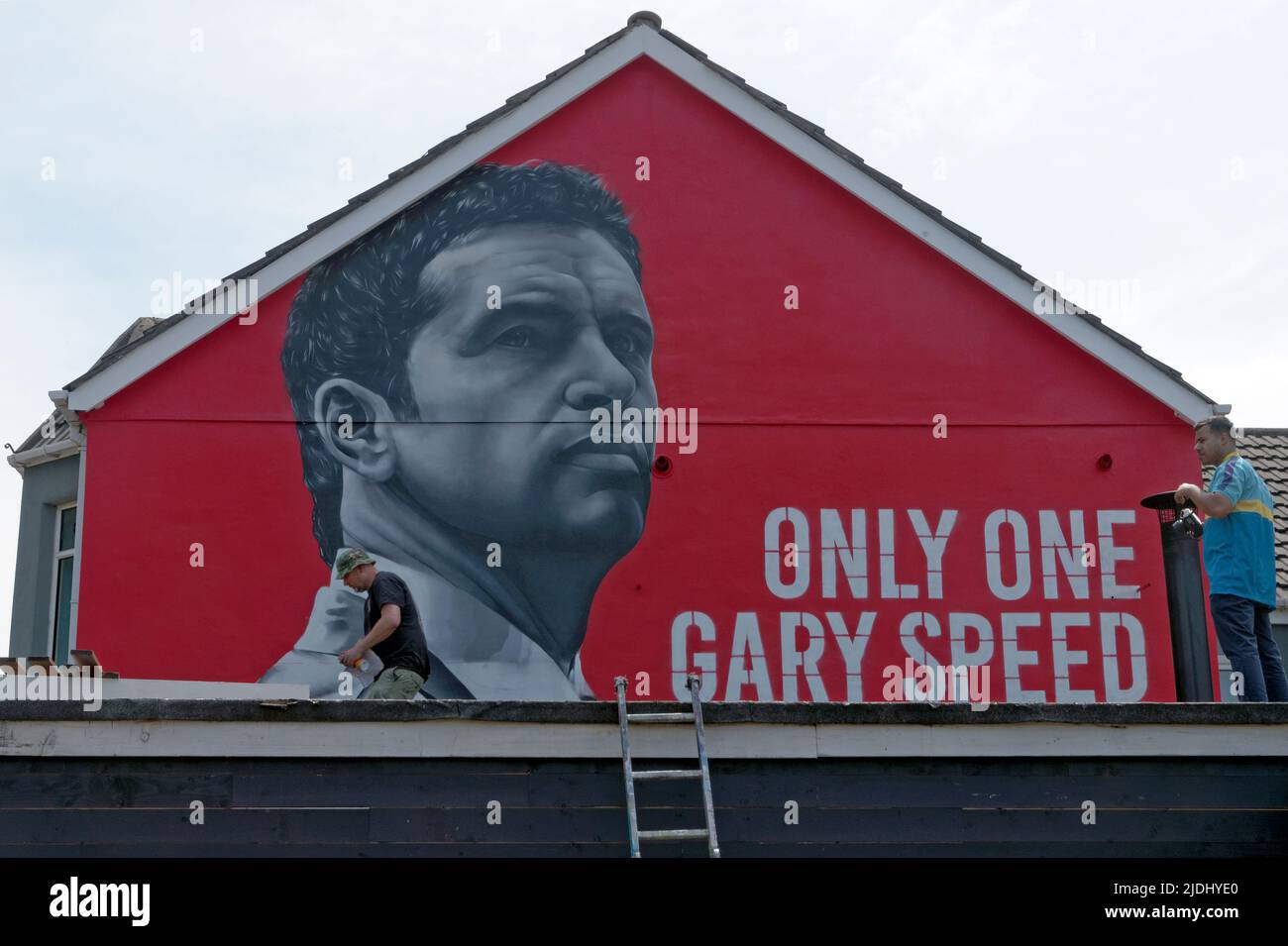 Arte murale/murale sul lato di una casa, Canton, Cardiff. Solo un Gary Speed. Sfondo rosso. Gary Speed è morto 27/11/2011 Foto Stock Arte murale/murale sul lato di una casa, Canton, Cardiff. Solo un Gary Speed. Sfondo rosso. Gary Speed è morto 27/11/2011 Foto Stock