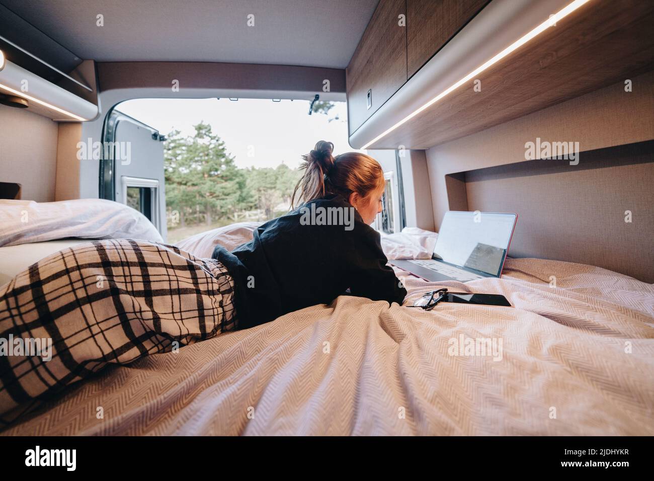 Giovane donna che usa un notebook in camper Foto Stock