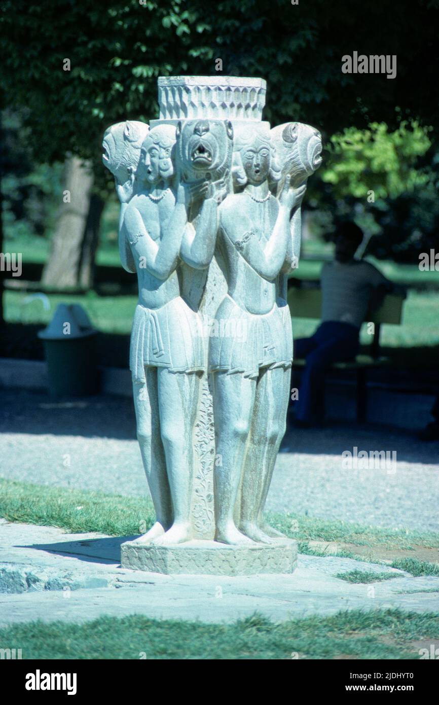 Isfahan Iran 1976 - vista della fontana scolpita nel terreno del Chihil Sutun in Isfahan (Esfahan), Iran Foto Stock