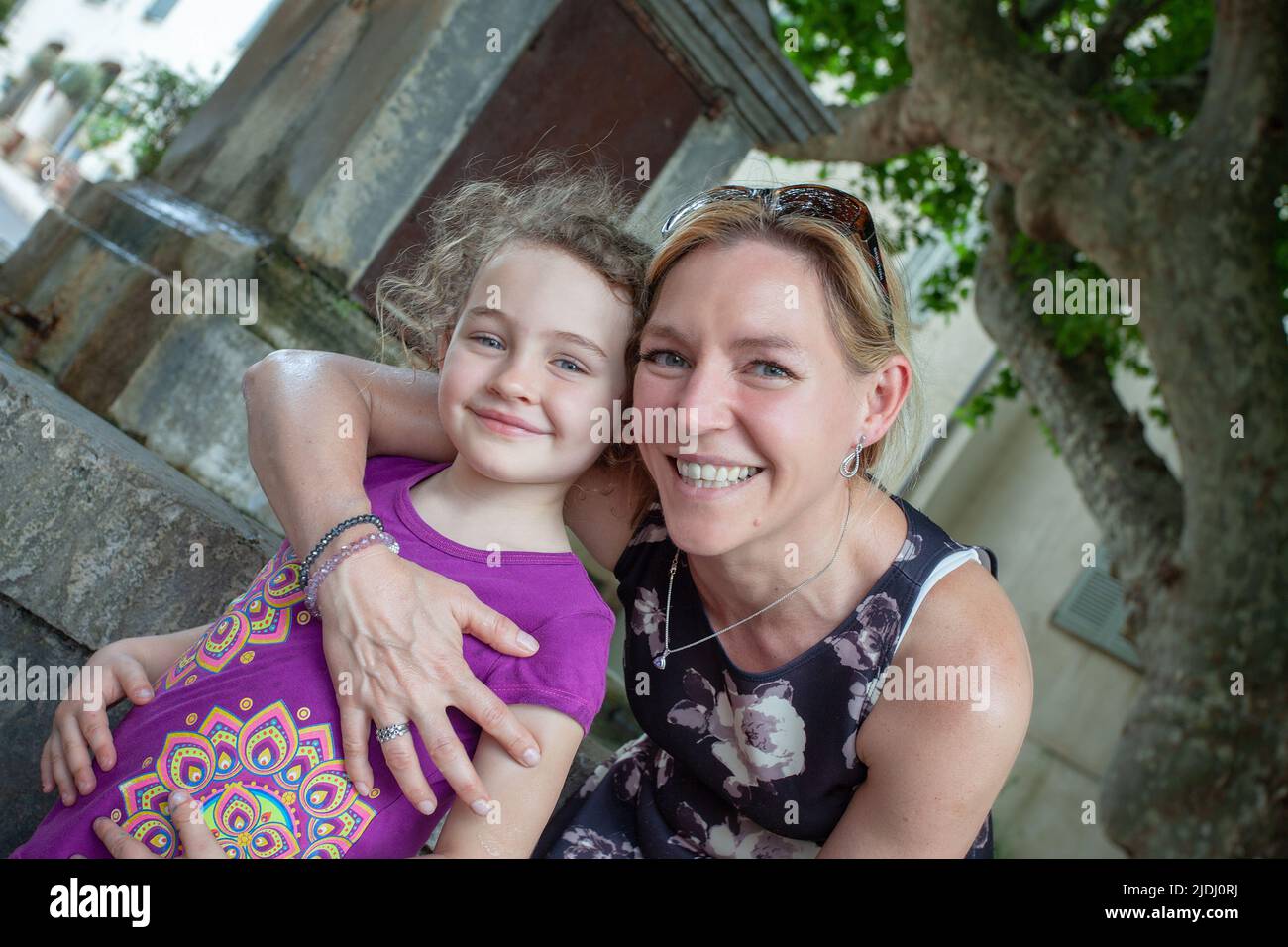 Madre che abbraccia la figlia, la Gloire de mon Pere, 1 Place du Thouron, 83440 Seillans, Francia Foto Stock