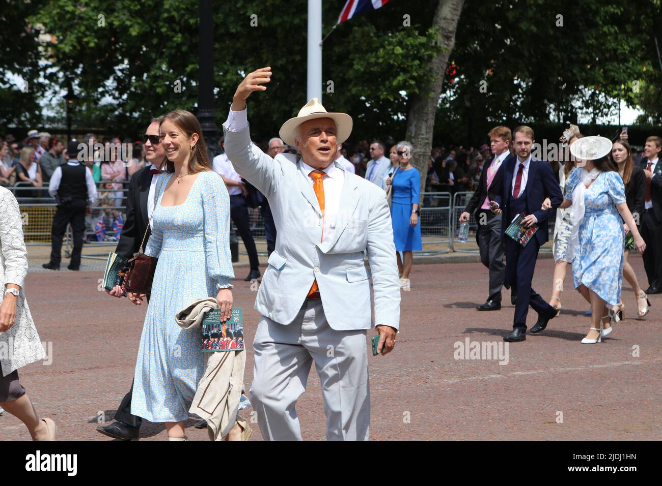 Un uomo celebrante si affonda alla folla alle celebrazioni del Giubileo del platino della Regina 2022 Foto Stock