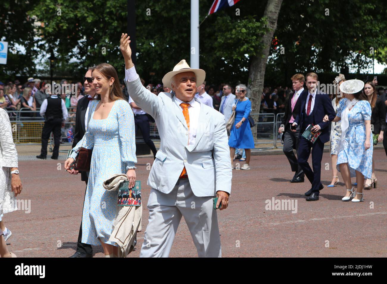 Un uomo celebrante si affonda alla folla alle celebrazioni del Giubileo del platino della Regina 2022 Foto Stock