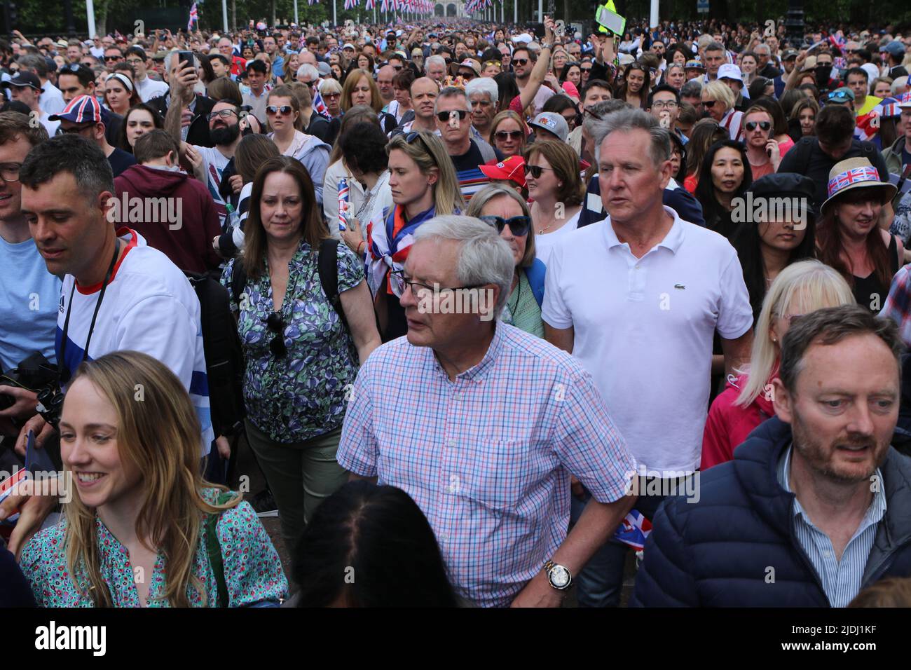 Le folle si sono riunite per le celebrazioni del Platinum Jubilee della Regina nel centro commerciale in attesa dell'aspetto del balcone Foto Stock