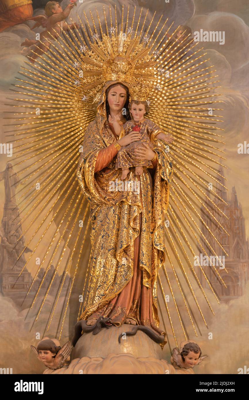 VALENCIA, SPAGNA - 17 FEBBRAIO 2022: La statua policroma intagliata della Madonna nella chiesa Iglesia del Santo Angelo Custodio dal 19.cent. Foto Stock