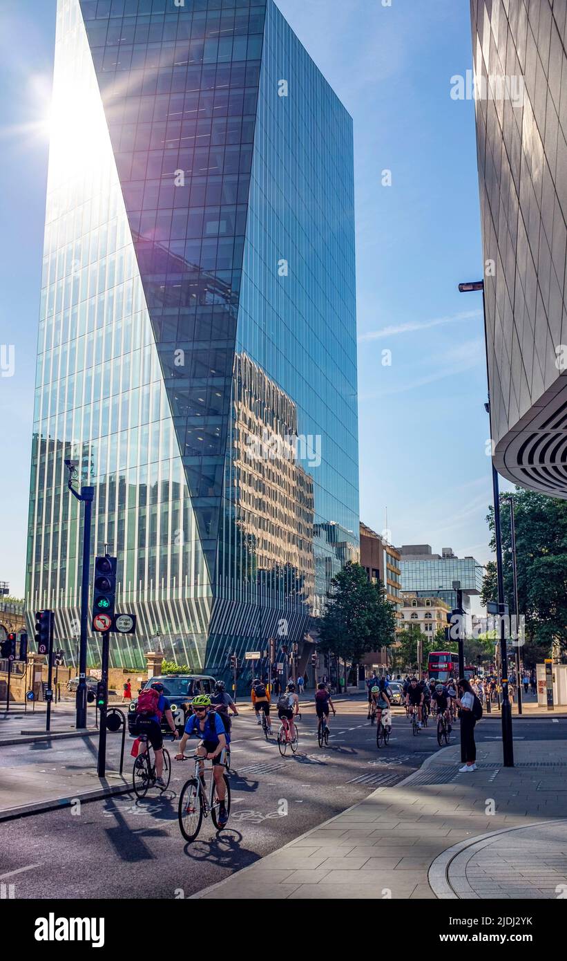 Blackfriars , Southwark , Londra , Inghilterra UK - ciclisti e riflessioni al mattino presto lungo Blackfriars Road Foto Stock