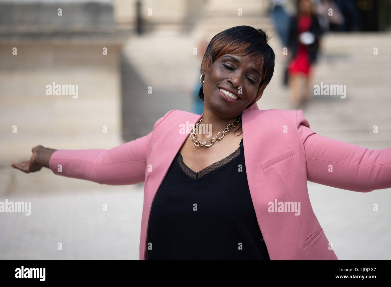 Il vice della LFI Rachel Keke si pone all'Assemblee Nationale (Assemblea Nazionale), a Parigi, il 21 giugno 2022, due giorni dopo le elezioni legislative. Foto di Raffaello Lafargue/ABACAPRESS.COM Foto Stock