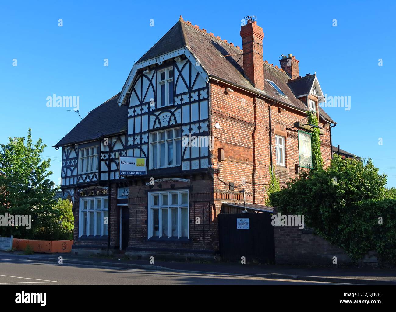 The Sloop Inn, 308-310 Old Liverpool Rd, Warrington, Cheshire, Inghilterra, Regno Unito, WA5 1DP - esterno, derelitto nell'estate 2022 Foto Stock
