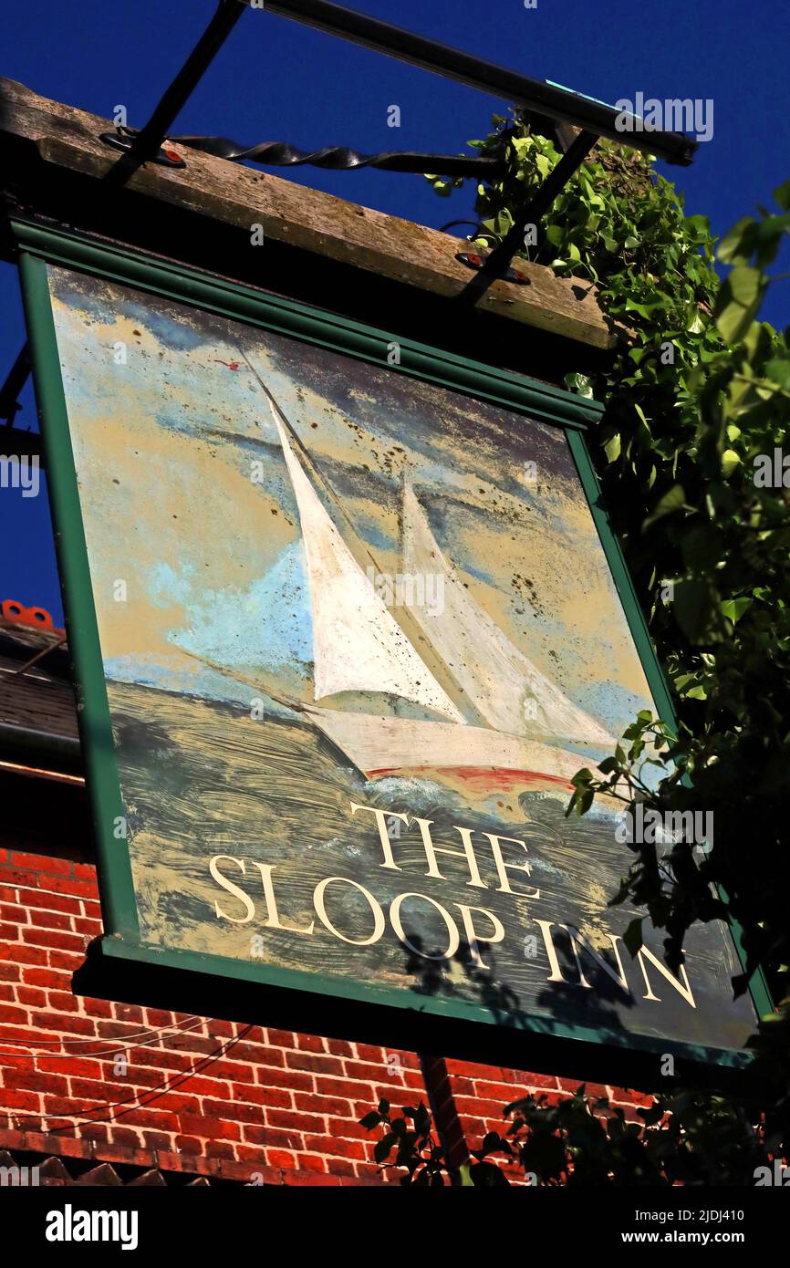 The Sloop Inn pub sign, 308-310 Old Liverpool Rd, Warrington, Cheshire, Inghilterra, Regno Unito, WA5 1DP - esterno, derelitto nell'estate 2022 Foto Stock