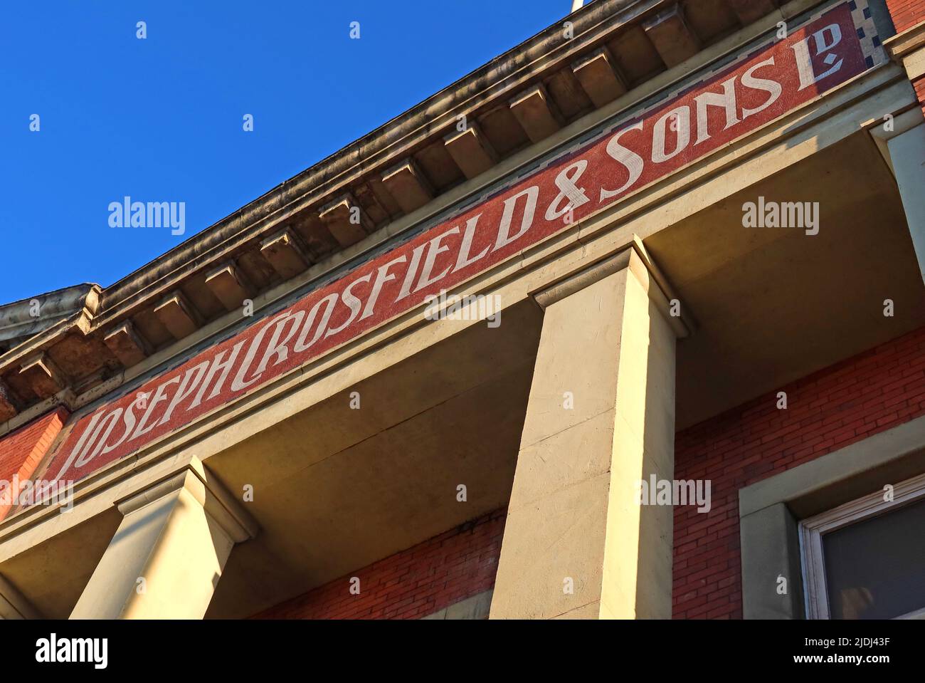 Colonne di fronte all'ingresso di Liverpool Road, Joseph Crossfield & Sons, Warrington, Cheshire, Inghilterra, Regno Unito, WA5 1AB Foto Stock