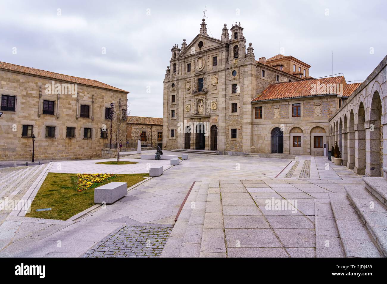 Piazza con vecchi edifici nel monumentale patrimonio cittadino dell'umanità. Ávila, Spagna. Foto Stock