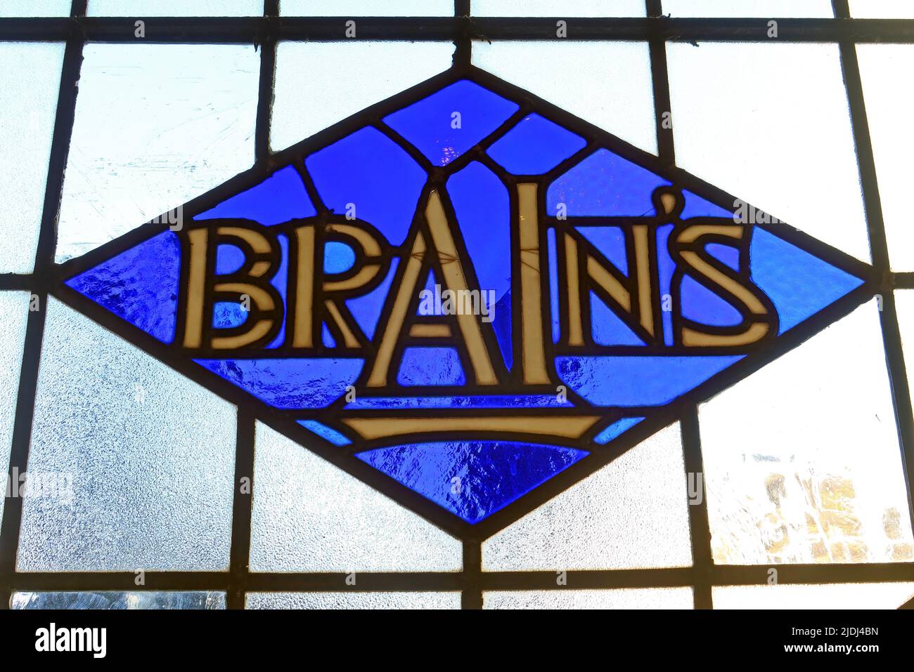 Tradizionale birreria vittoriana Brains Cardiff, The Golden Cross, incrocio tra Customhouse Street e Hayes Bridge Road, Cardiff, Foto Stock
