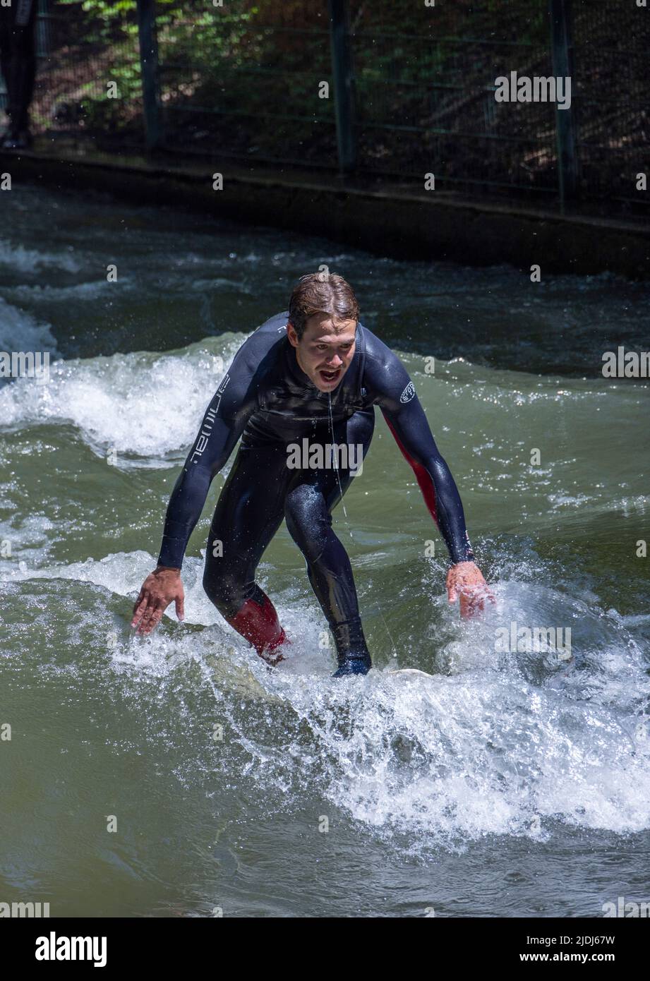 Surfista sul fiume Eisbach, parco della città di English Garden, Monaco, Germania Foto Stock