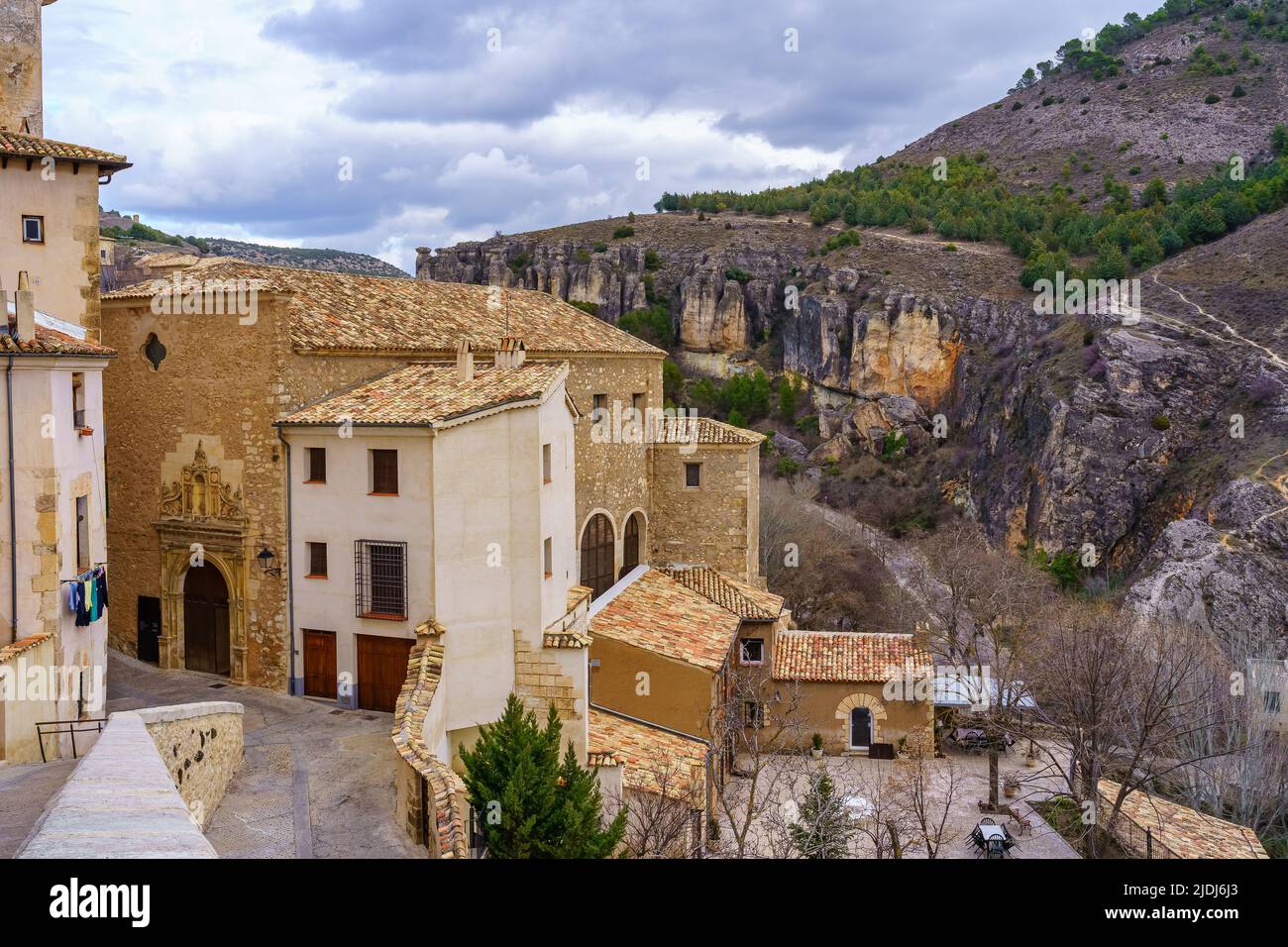 Vecchie case in pietra di fronte alla montagna e il canyon del fiume della città di Cuenca, Spagna. Foto Stock