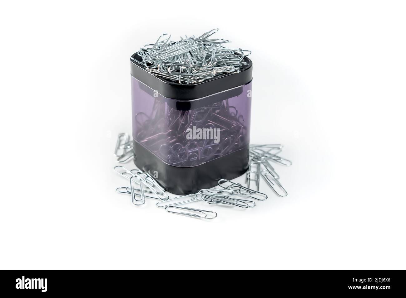 Contenitore per clip di colore nero e trasparente su fondo bianco isolato. Foto Stock