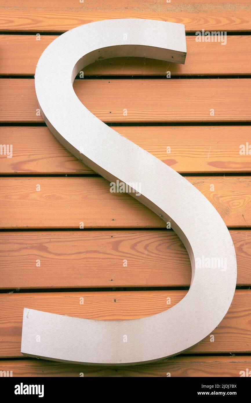Una lettera maiuscola S sulla parte anteriore di un edificio pubblico. Foto Stock