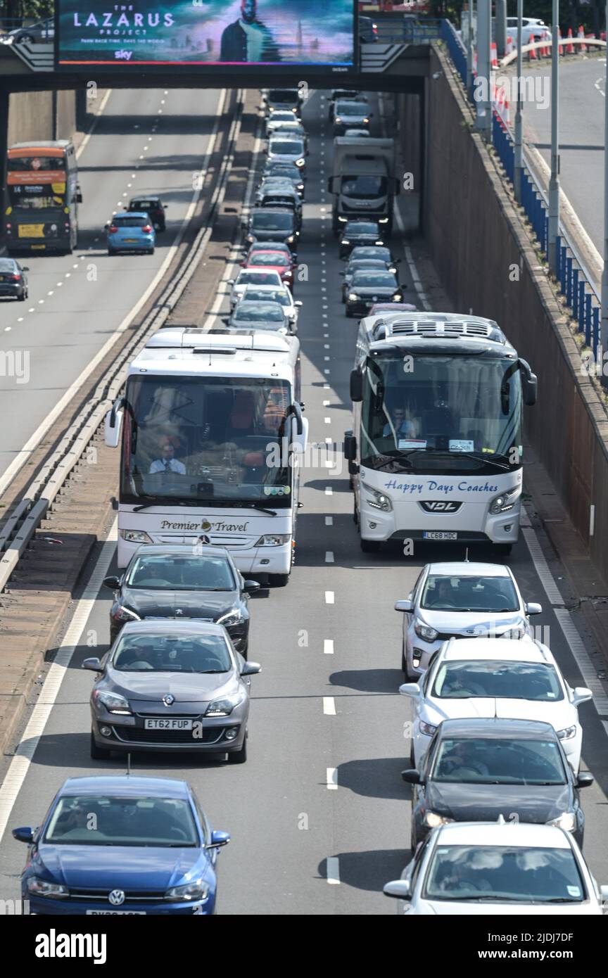 A38m Aston Expressway, Birmingham, Inghilterra, giugno 21st 2022. I pendolari sono bloccati in enormi contrabbando nella corsa all'ora di punta per tornare a casa dopo che i lavoratori ferroviari sono usciti in sciopero per un aumento salariale del 7% in tutte le reti britanniche. Il traffico fuori città sulla A38M Aston Expressway verso Spaghetti Junction e la M6 sono stati imballati insieme come sardine. PIC by Credit: Sam Holiday/Alamy Live News Foto Stock