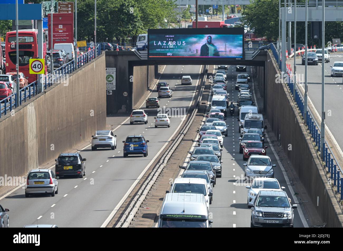 A38m Aston Expressway, Birmingham, Inghilterra, giugno 21st 2022. I pendolari sono bloccati in enormi contrabbando nella corsa all'ora di punta per tornare a casa dopo che i lavoratori ferroviari sono usciti in sciopero per un aumento salariale del 7% in tutte le reti britanniche. Il traffico fuori città sulla A38M Aston Expressway verso Spaghetti Junction e la M6 sono stati imballati insieme come sardine. PIC by Credit: Sam Holiday/Alamy Live News Foto Stock