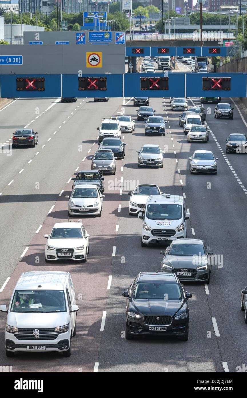 A38m Aston Expressway, Birmingham, Inghilterra, giugno 21st 2022. I pendolari sono bloccati in enormi contrabbando nella corsa all'ora di punta per tornare a casa dopo che i lavoratori ferroviari sono usciti in sciopero per un aumento salariale del 7% in tutte le reti britanniche. Il traffico fuori città sulla A38M Aston Expressway verso Spaghetti Junction e la M6 sono stati imballati insieme come sardine. PIC by Credit: Sam Holiday/Alamy Live News Foto Stock