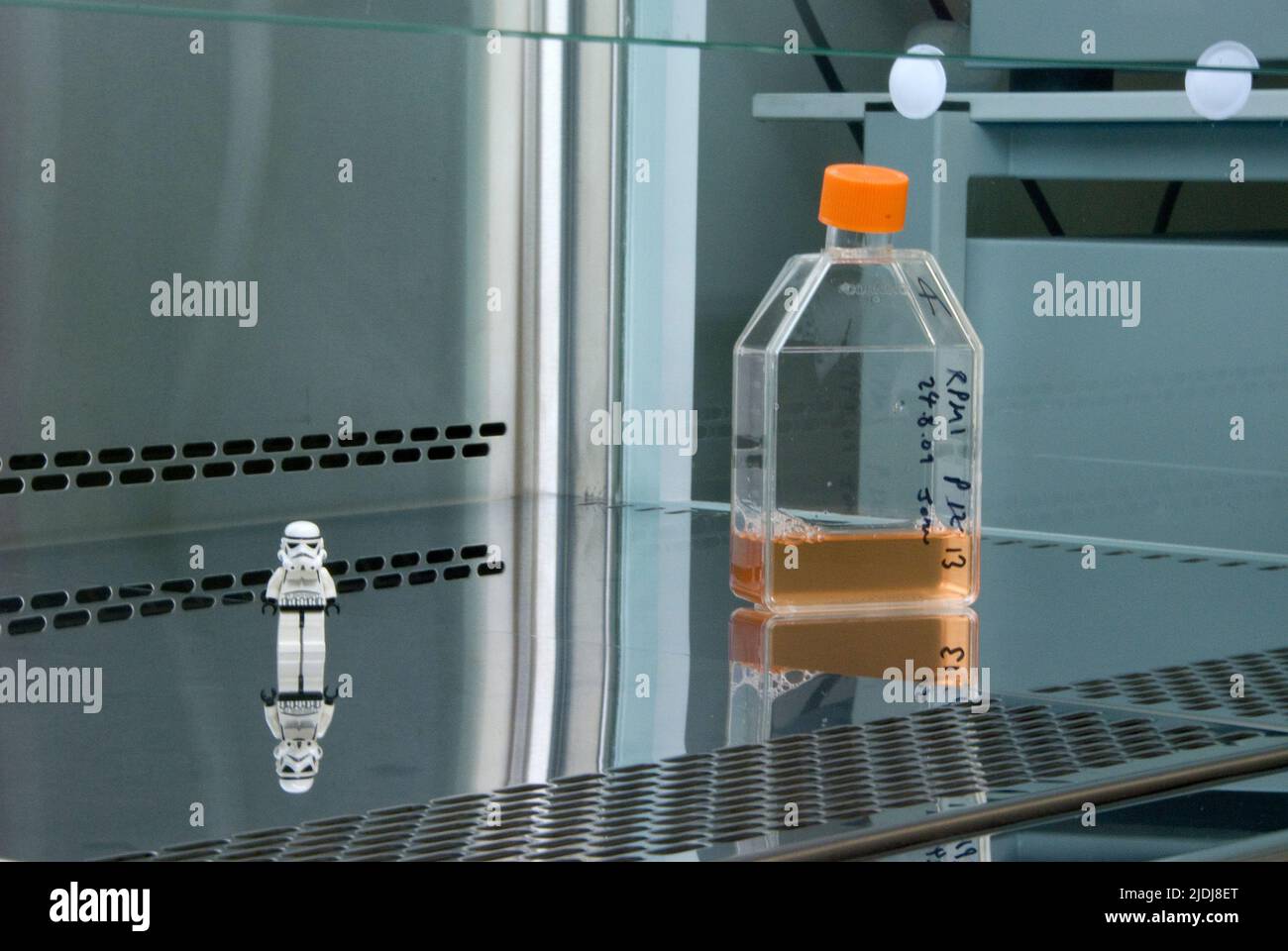 LEGO mini figura in un laboratorio scientifico Foto Stock