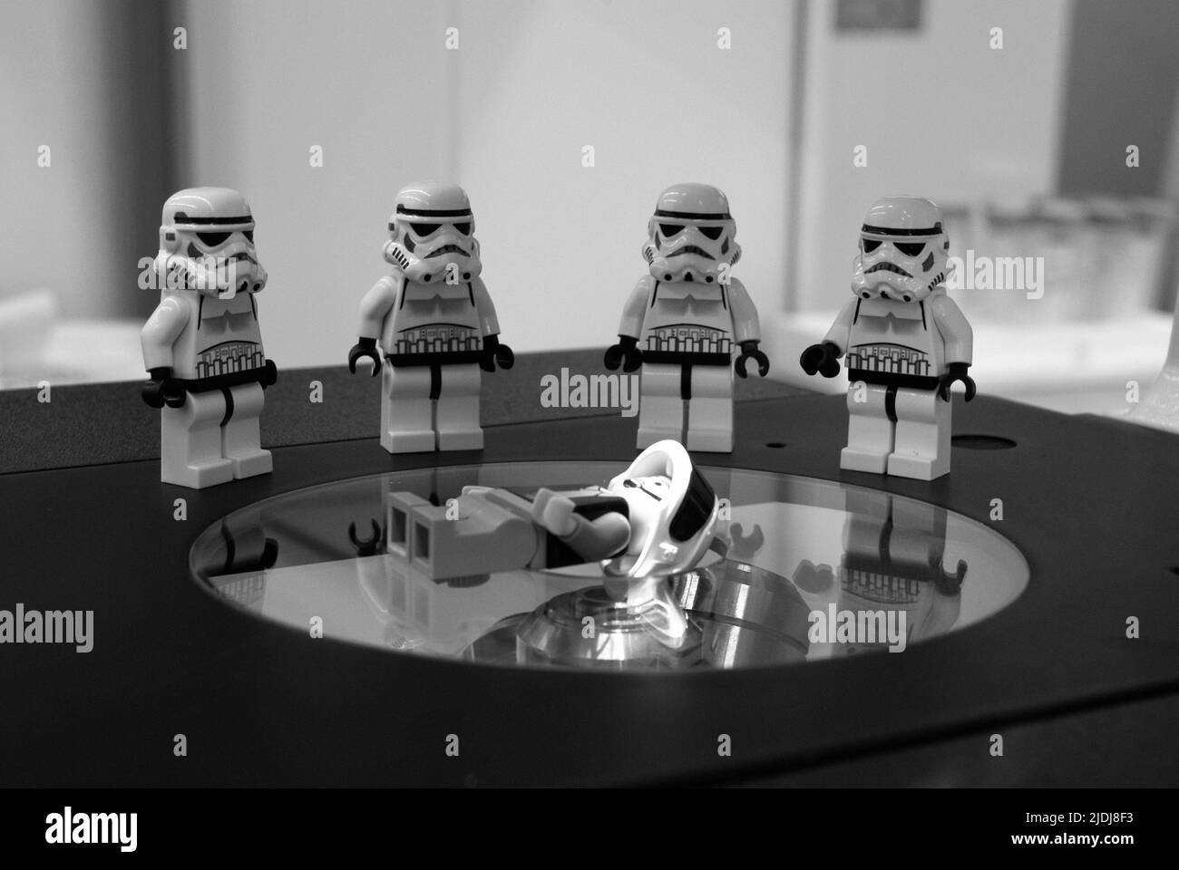 LEGO mini figura in un laboratorio scientifico Foto Stock