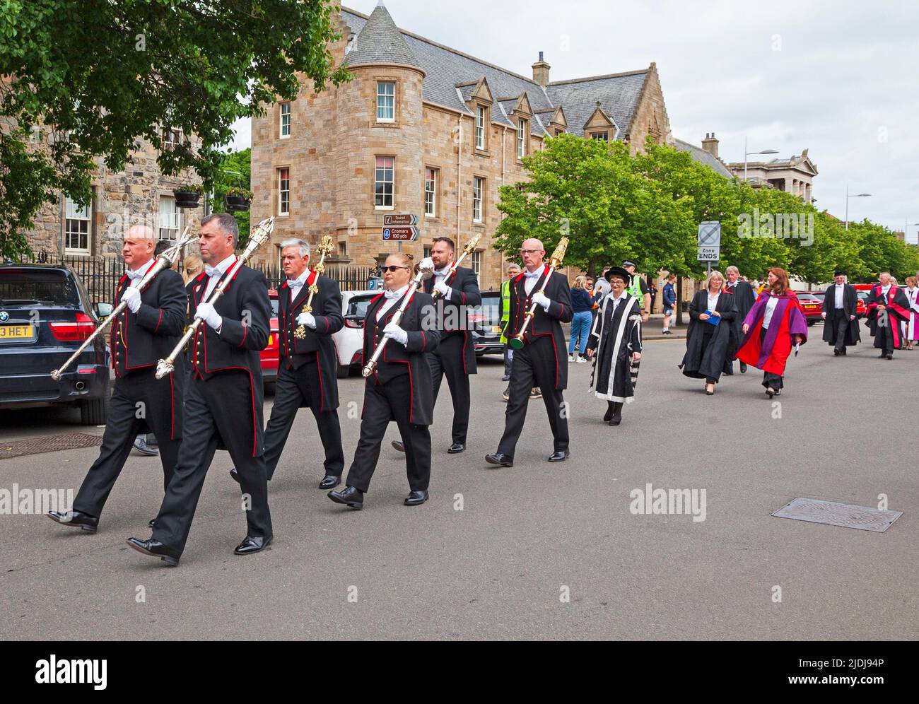 St Andrews, Fife Scozia, Regno Unito. 21.06.2022. Cerimonia di laurea universitaria processione di studenti che viaggiano tra i luoghi nel centro storico della città. Credit: Arch White/alamy Live News. Foto Stock