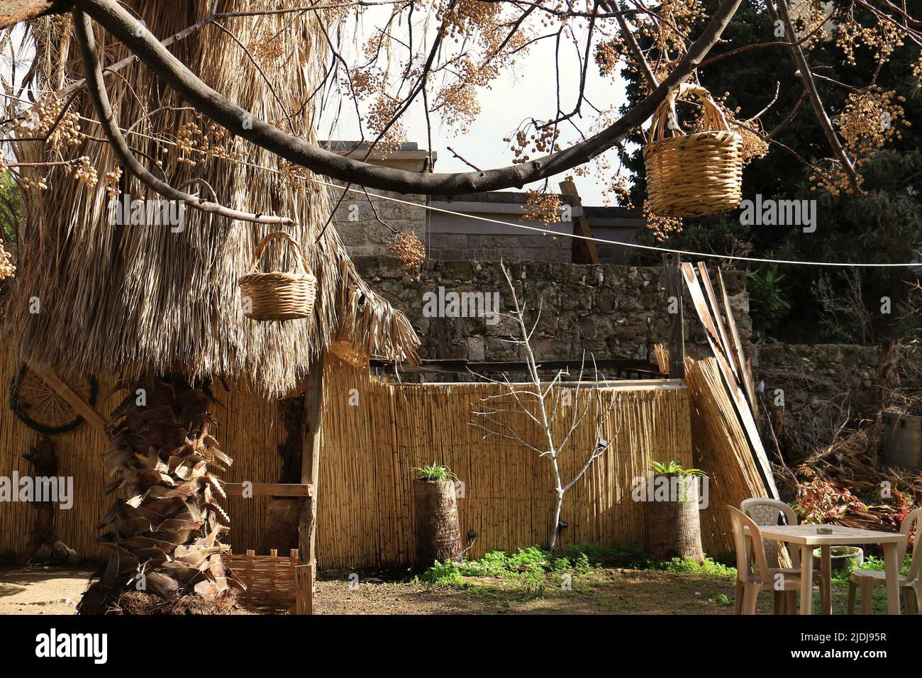 Un cortile libanese con articoli di paglia intorno. Foto Stock