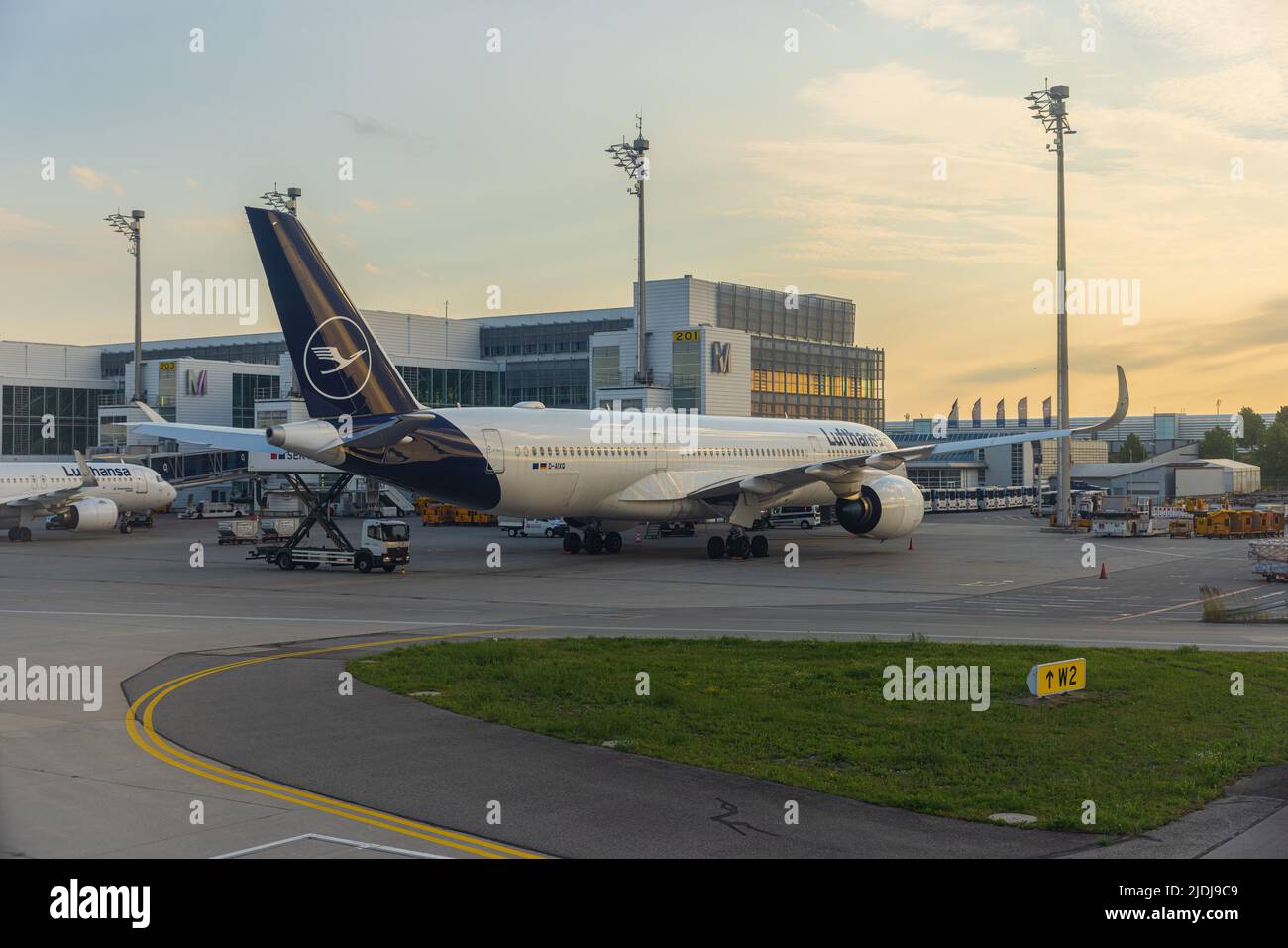 ERDING, GERMANIA - 20 GIUGNO 2022: Parcheggio di un velivolo Lufthansa all'aeroporto di Monaco il 20th 2022 giugno a Erding. Foto Stock