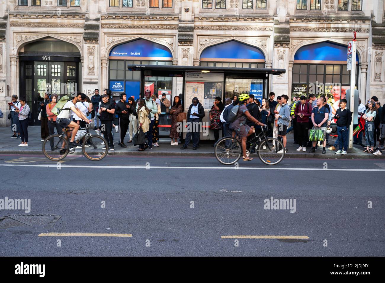 Giugno 21st. Sciopero ferroviario e sotterraneo a Londra. Coda di autobus di fronte alla stazione di Liverpool Street. Foto Stock