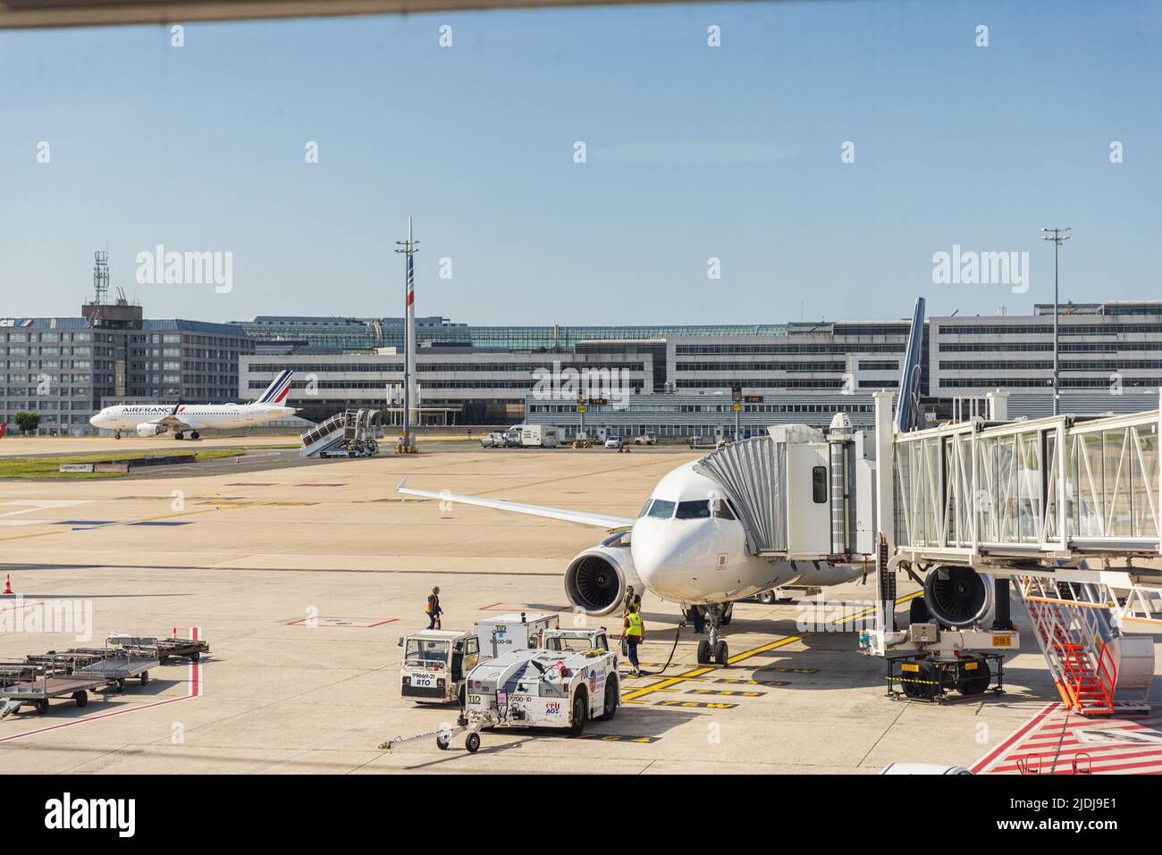ROISSY, FRANCIA - GIUGNO 20: L'aereo è ancorato all'aeroporto Charles de Gaulle T2 il 20th 2022 giugno a Roissy, Francia Foto Stock