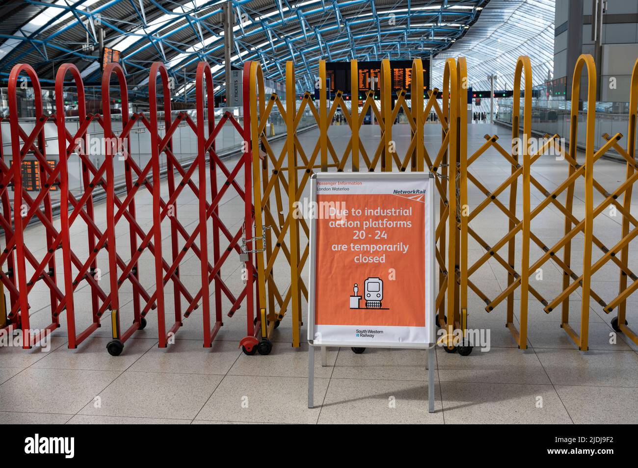 Giugno 21st. Sciopero ferroviario e sotterraneo a Londra. Stazione di Waterloo. Piattaforme chiuse. Foto Stock