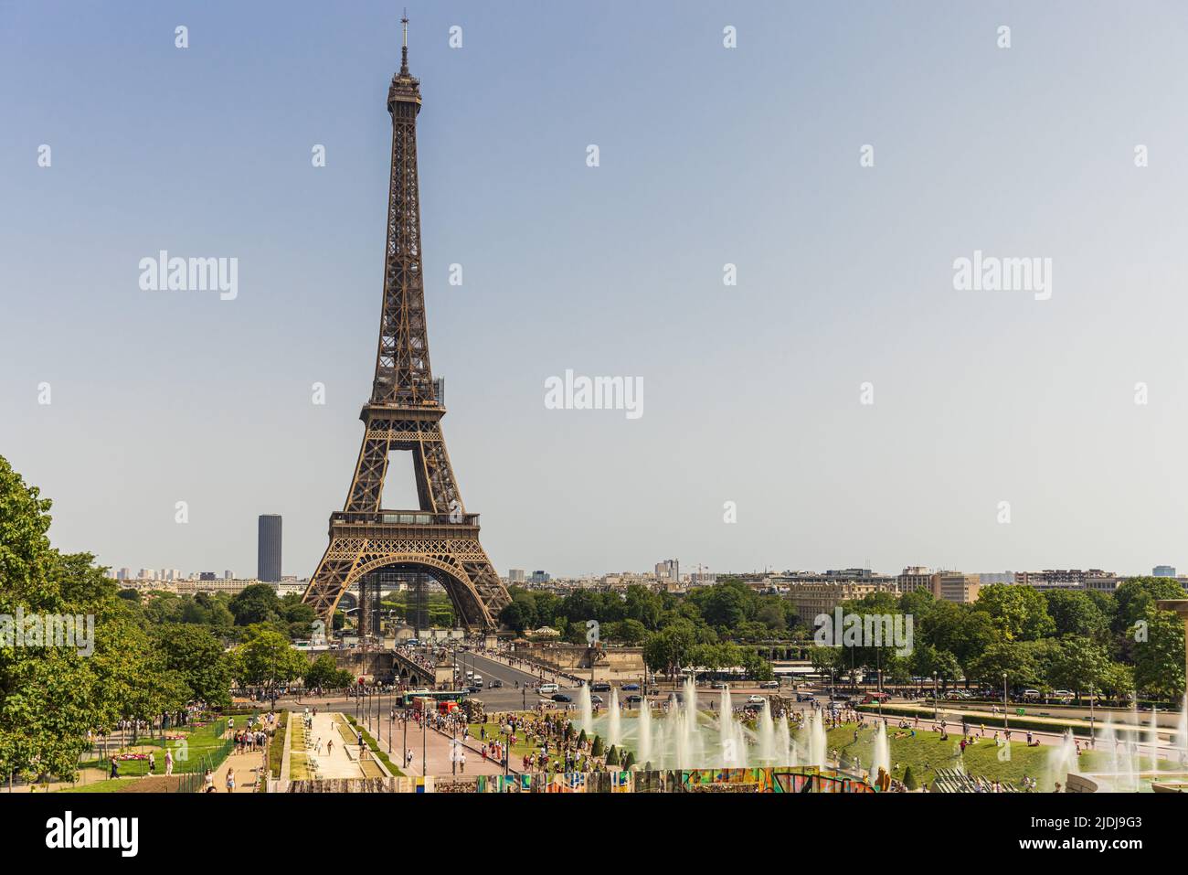 Torre Eiffel in estate vista dalle fontane, Parigi, Francia. Foto Stock