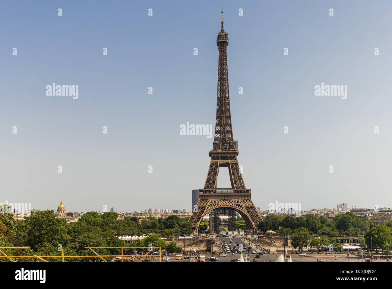Torre Eiffel in estate vista dalle fontane, Parigi, Francia. Foto Stock
