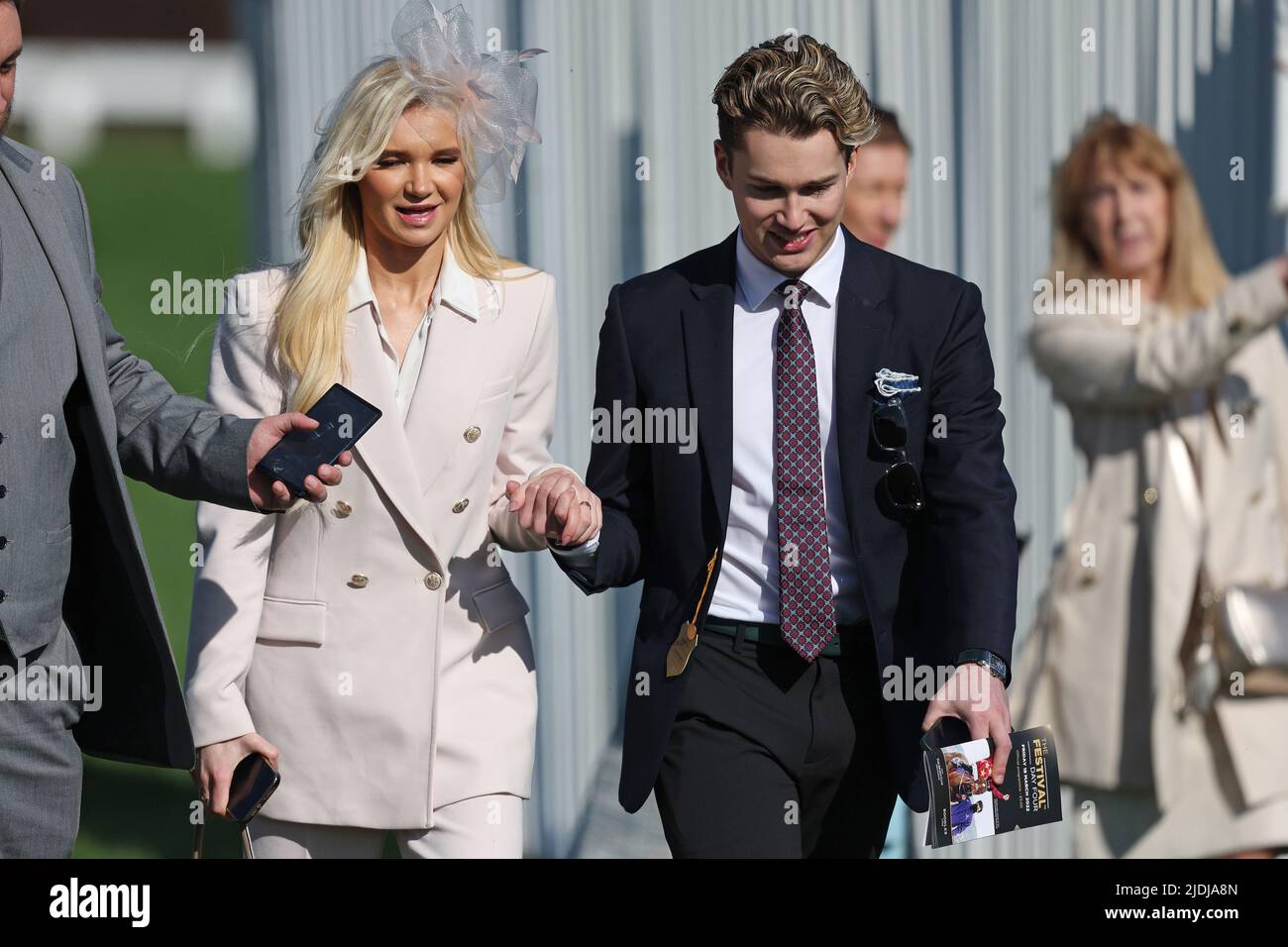 Alex Joseph Pritchard è un ballerino e coreografo britannico, durante la riunione di corsa di cavalli del Cheltenham Festival. Foto Stock