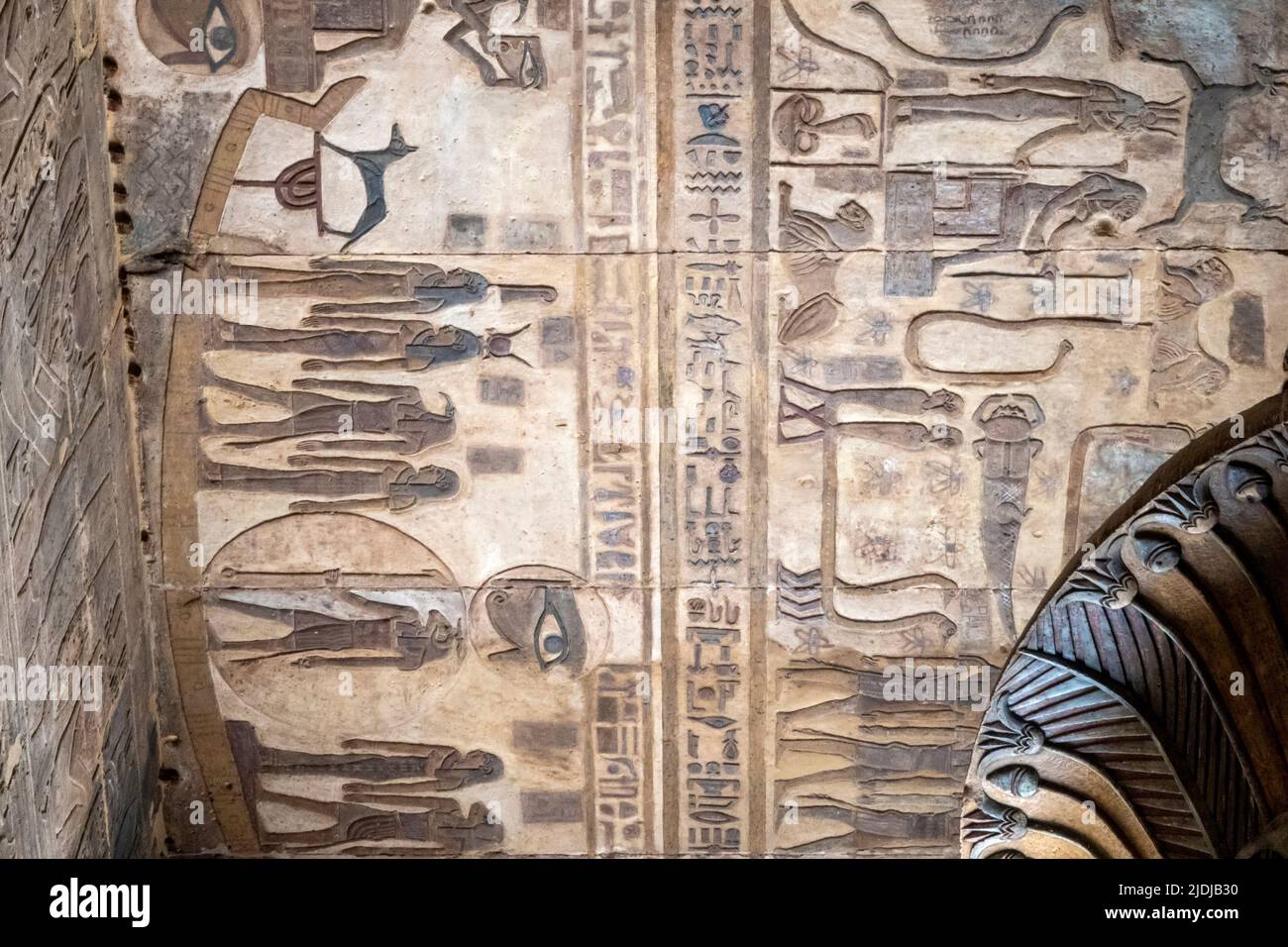 Capitale del soffitto e della colonna all'interno della Sala Ipotistica al Tempio di Khnum a Esna, Egitto Foto Stock
