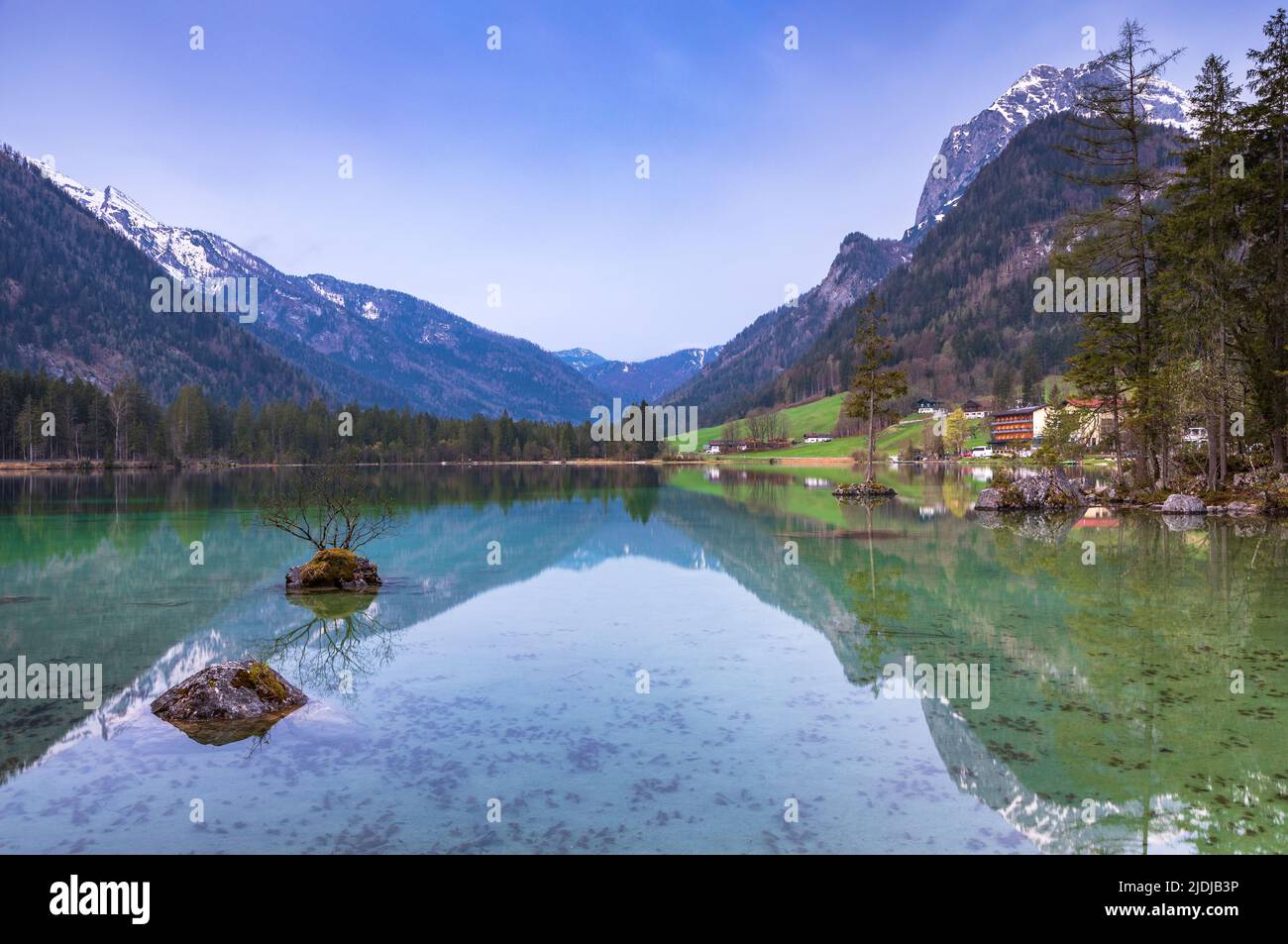Dawn al lago Hintersee vicino Ramsau, Berchtesgaden, Baviera, Germania Foto Stock