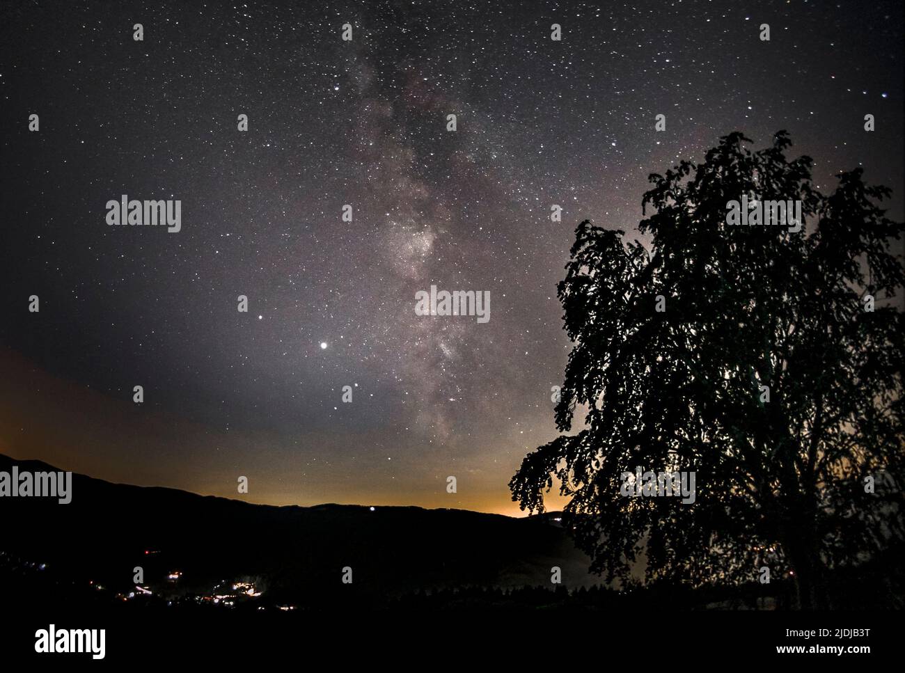 Paesaggio montano con cielo stellato e via lattiginosa Foto Stock