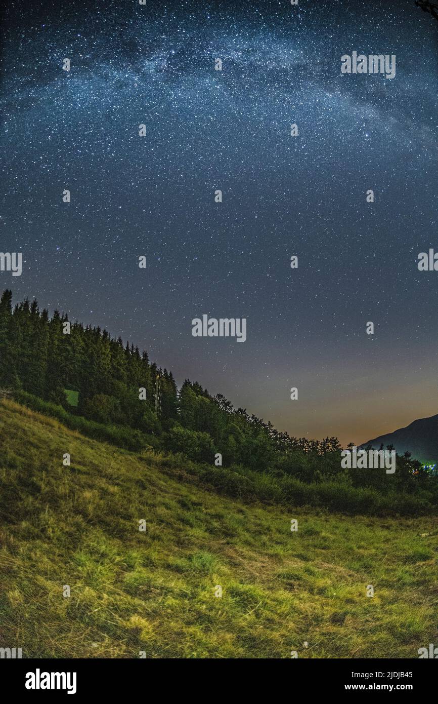 Paesaggio montano con cielo stellato e via lattiginosa Foto Stock