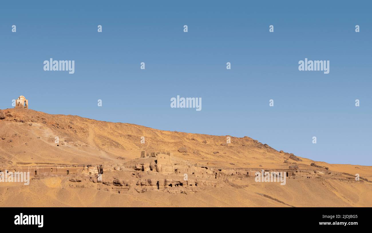 Vista delle Tombe dei Nobili dal Nilo ad Assuan, Alto Egitto Foto Stock
