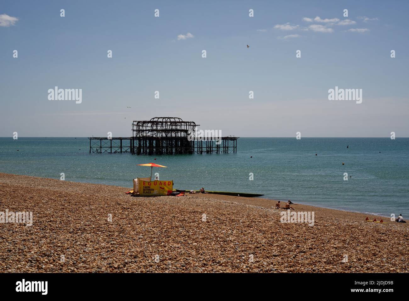 Brighton e Hove. Lungomare tra Brighton e Hove. Bagnino e vecchio molo ovest. Foto Stock