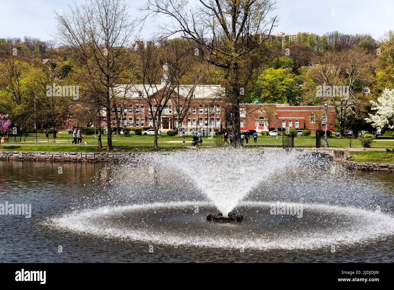 Il Memorial Obelisk visto dall'altra parte dello stagno, Edgemont Park , Montclair, New Jersey, Stati Uniti d'America. Foto Stock