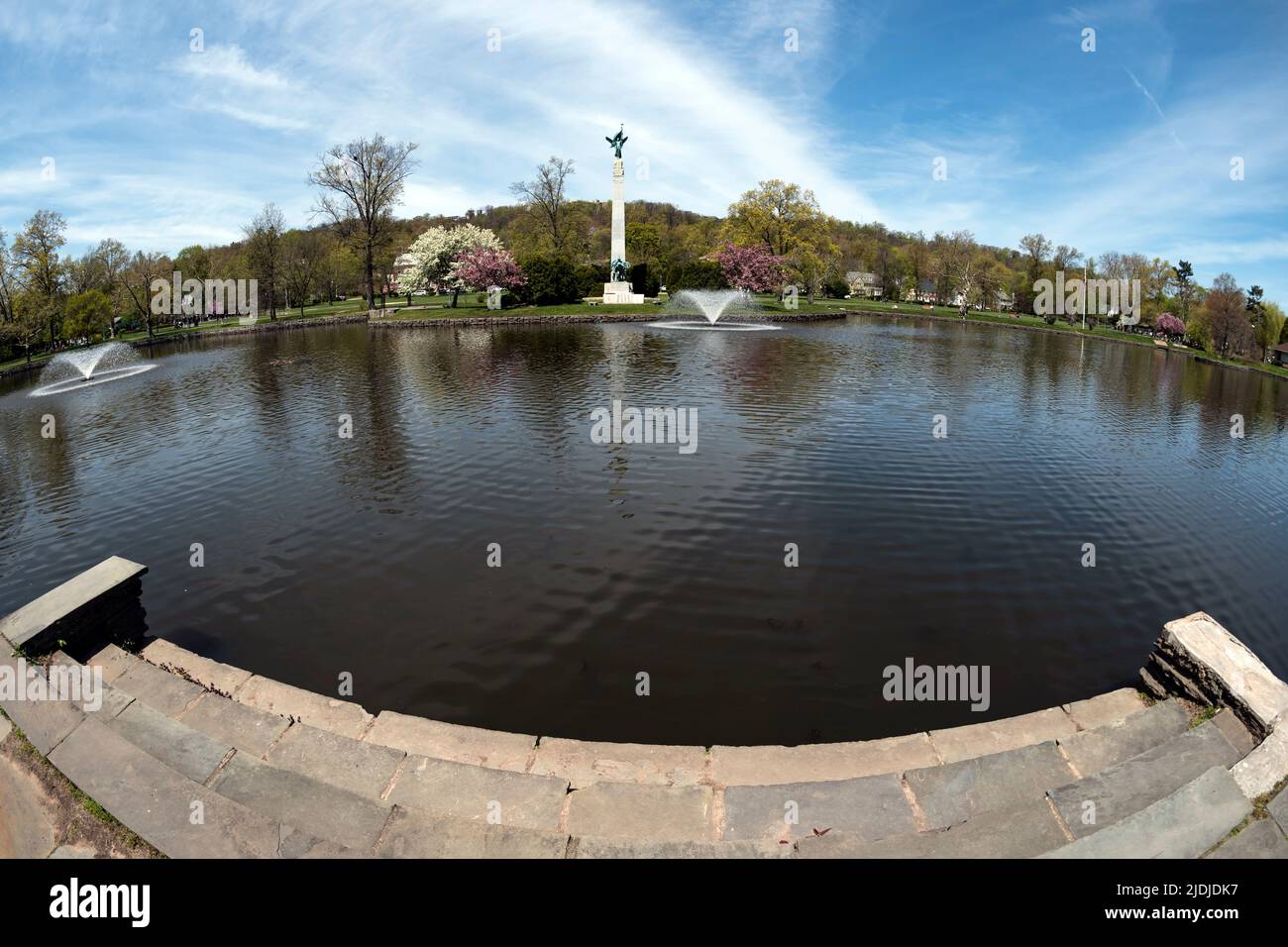 Il Memorial Obelisk visto dall'altra parte dello stagno, Edgemont Park , Montclair, New Jersey, Stati Uniti d'America. Foto Stock