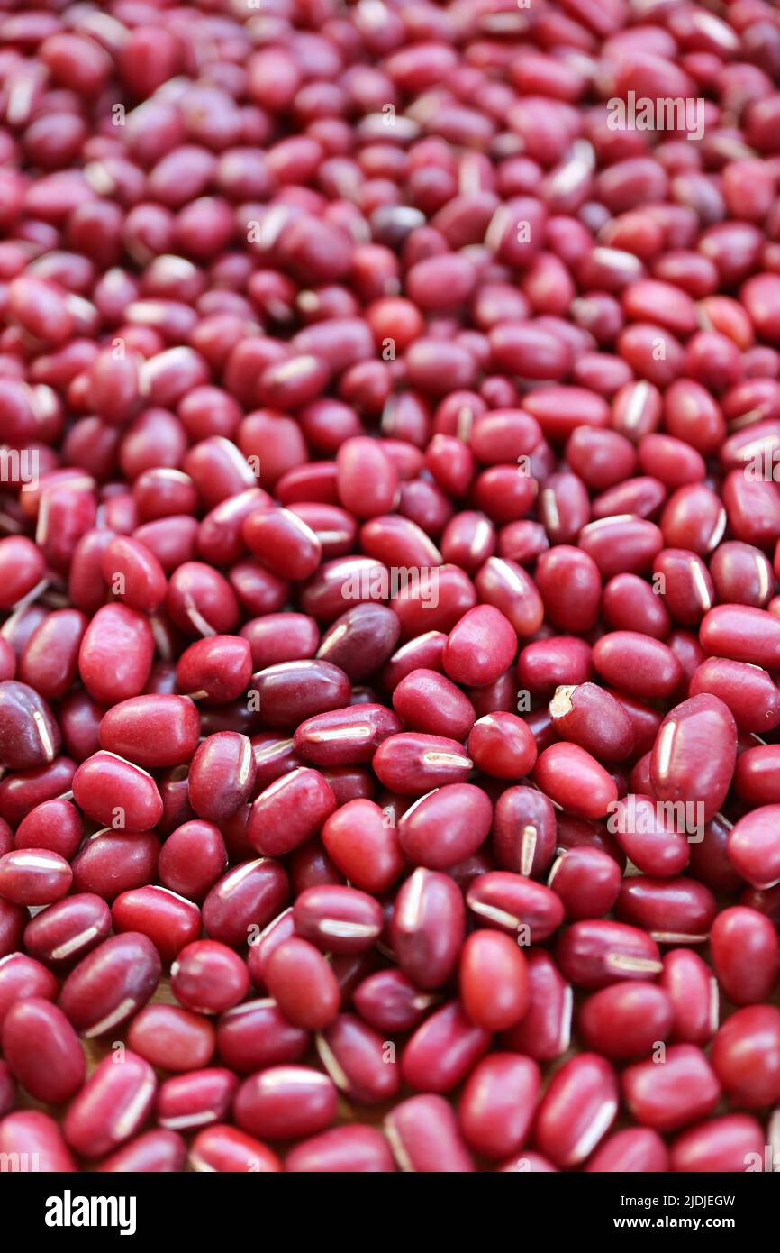 Closeup Heap di fagioli rossi azuki secchi per sfondo o Banner Foto Stock