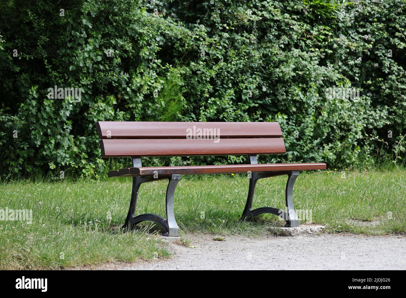 Una panca parco per rilassarsi a piedi Foto Stock