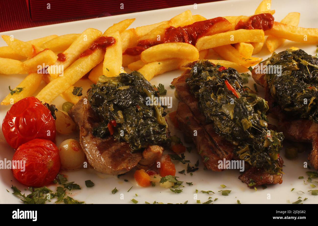 Polpette con verdure e patatine Foto Stock