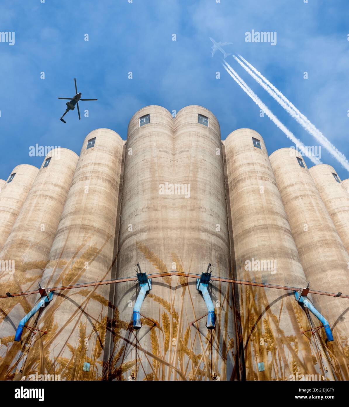 Silos di grano con aerei ed elicotteri che volano in testa. Russia, Ucraina guerra di conflitto, grano, mancanza di cibo, prezzi... concetto immagine composita Foto Stock
