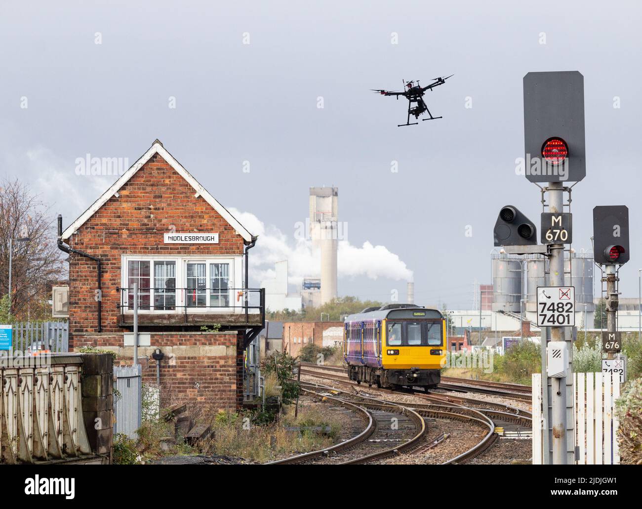 Treno della Northern Line che si avvicina alla stazione di Middlesbrough. REGNO UNITO Foto Stock